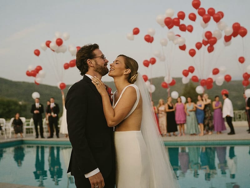 Les mariés lâchent des ballons sur une terrasse, plan large