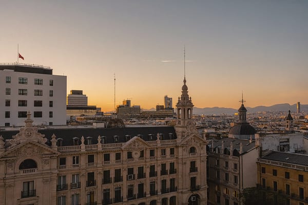 Madrid : la Gran Vía au couchant, vue des toits