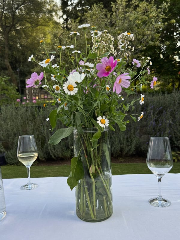 Table de mariage champêtre, bouquet au premier plan